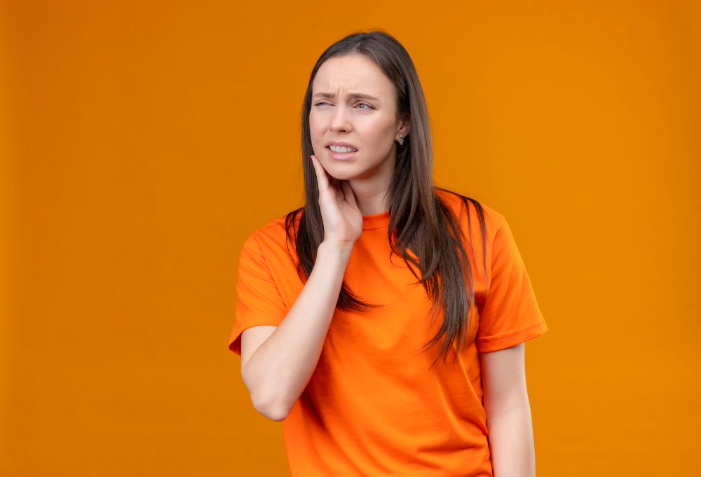 dentist examining patient jaw pain - cabinet dentaire